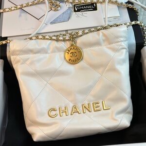 Chanel White Quilted Shoulder Bag with Gold Chain